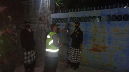 Bhabinkamtibmas Kelurahan Tonja AIPDA I Nyoman Didi Astawa,S.H, bersinergi dengan komponen Sipandu Beradat dan didampingi Kepala Lingkungan menggelar Patroli dan mengecek rumah  di lingkungan Tega Kelurahan Tonja