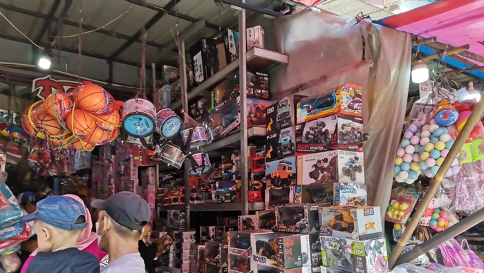 Pedagang mainan di Pasar Gembrong