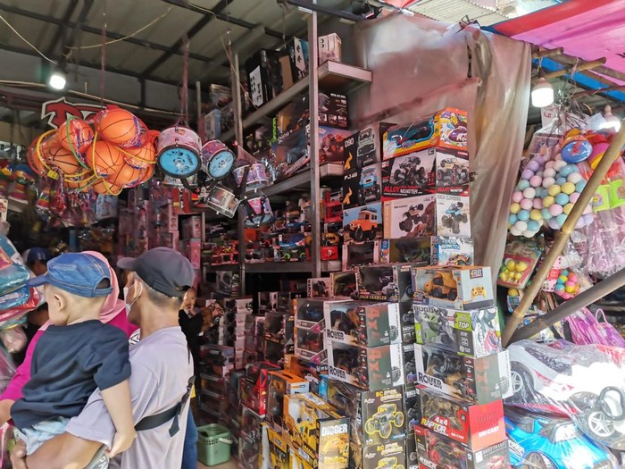 Pedagang mainan di Pasar Gembrong
