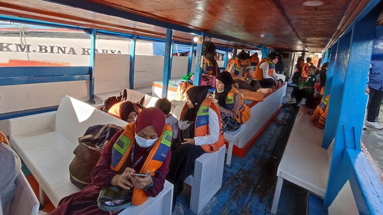 Pelabuhan Muara Angke ramai di hari kedua Lebaran 2022. Jumlah penumpang mencapai 3.000 orang hari ini. Pelabuhan Muara Angke ramai di hari kedua Lebaran 2022. Jumlah penumpang mencapai 3.000 orang hari ini.