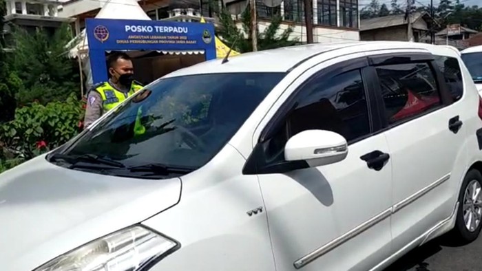 Pemobil memaksa ke Megamendung saat polisi terapkan one way Puncak arah Jakarta.
