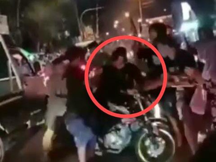 Pemotor dikeroyok massa takbir keliling di Jombang