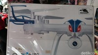 Drone berikutnya tipe SIX-EYED SQ800 yang dibanderol Rp 375.000. `Meski sudah dilengkapi kamera, menurut pedagang tidak banyak pembeli yang berminat dengan drone ini.Foto: Ilyas Fadilah/detikcom: Penampakan drone murah meriah di Pasar Gembrong