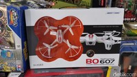 Drone paling murah di Pasar Gembrong dijual seharga Rp 245 ribu dengan merk BO607. Drone ini belum dilengkapi dengan kamera. Cocok bagi pemula yang masih belajar.Foto: Ilyas Fadilah/detikcom: Penampakan drone murah meriah di Pasar Gembrong