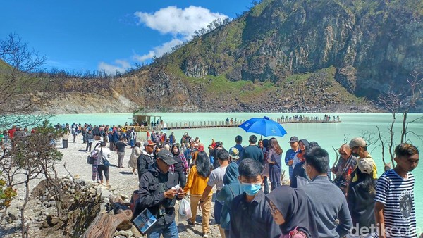 Pantauan detikJabar, pengunjung dengan mayoritas dari luar kota terus berdatangan masuk ke dalam objek wisata Kawah Putih, Ciwidey, Kabupaten Bandung. Para pengunjung pun terlihat langsung mengabadikan momentnya menggunakan ponsel dan jasa fotografer setempat, Selasa, (3/5/2022). Pantauan detikJabar, pengunjung dengan mayoritas dari luar kota terus berdatangan masuk ke dalam objek wisata Kawah Putih, Ciwidey, Kabupaten Bandung. Para pengunjung pun terlihat langsung mengabadikan momentnya menggunakan ponsel dan jasa fotografer setempat, Selasa, (3/5/2022).