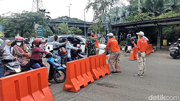 Pengunjung meradang tak boleh masuk karena Ancol penuh (Wildan/detikcom)