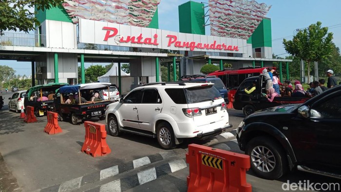 Pintu masuk utama pantai barat Pangandaran dipadati kendaraan wisatawan.
