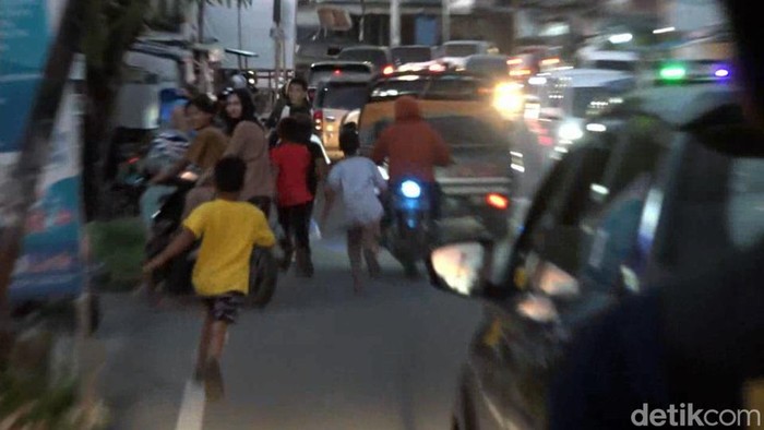 Polisi membubarkan aksi perang-perangan di Polewali Mandar (Polman), Sulbar.
