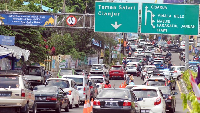 Sejumlah kendaraan memadati Simpang Gadog, Ciawi, Kabupaten Bogor, Jawa Barat, Selasa (3/5/2022). Satlantas Polres Bogor memberlakukan sistem satu arah secara situasional untuk mengurai kepadatan lalu lintas di jalur wisata Puncak, Bogor pada hari kedua Idul Fitri 1443H. ANTARA FOTO/Arif Firmansyah/nym.
