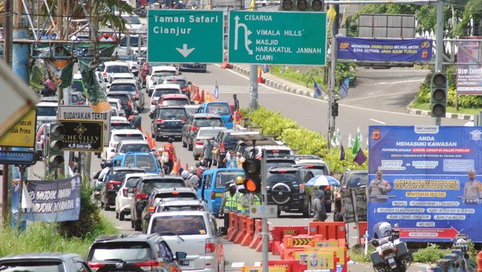 Sejumlah kendaraan memadati Simpang Gadog, Ciawi, Kabupaten Bogor, Jawa Barat, Selasa (3/5/2022). Satlantas Polres Bogor memberlakukan sistem satu arah secara situasional untuk mengurai kepadatan lalu lintas di jalur wisata Puncak, Bogor pada hari kedua Idul Fitri 1443H. ANTARA FOTO/Arif Firmansyah/nym.