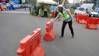 Satlantas Polres Bogor memberlakukan sistem satu arah secara situasional untuk mengurai kepadatan lalu lintas di jalur wisata Puncak, Bogor pada hari kedua Idul Fitri 1443H.