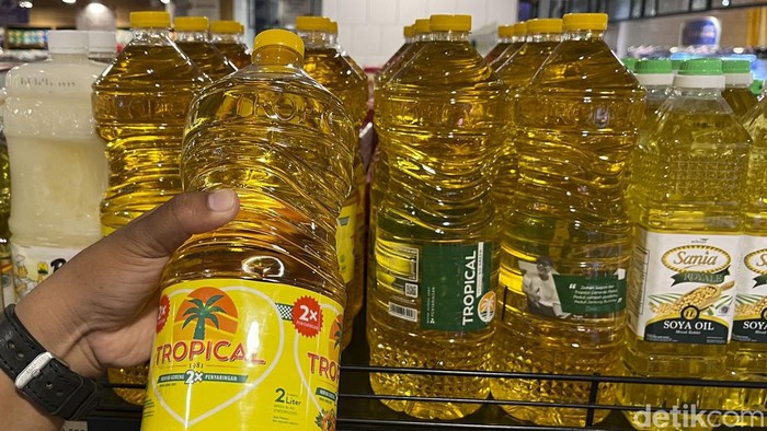 Berdasarkan pantauan detikcom, Selasa (3/5/2022), harga minyak goreng kemasan bermerek yang ada di beberapa minimarket di kawasan Sudirman, Jakarta Pusat, masih cukup mahal. Misalnya, harga minyak goreng ukuran 2 liter masih ada yang dihargai Rp 50 ribuan.
