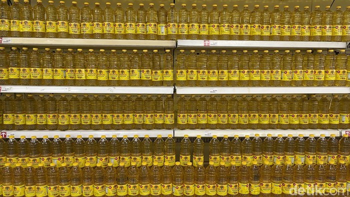 Berdasarkan pantauan detikcom, Selasa (3/5/2022), harga minyak goreng kemasan bermerek yang ada di beberapa minimarket di kawasan Sudirman, Jakarta Pusat, masih cukup mahal. Misalnya, harga minyak goreng ukuran 2 liter masih ada yang dihargai Rp 50 ribuan.