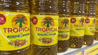 Untuk di Alfamart, minyak goreng bermerek kemasan 1 liter dibanderol berkisar Rp24 ribuan hingga Rp26 ribuan.