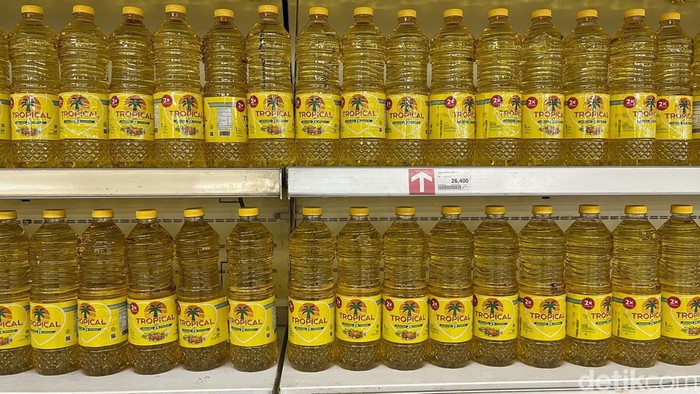 Potret Stok Minyak Goreng Melimpah di Minimarket, Segini Harganya Berdasarkan pantauan detikcom, Selasa (3/5/2022), harga minyak goreng kemasan bermerek yang ada di beberapa minimarket di kawasan Sudirman, Jakarta Pusat, masih cukup mahal. Misalnya, harga minyak goreng ukuran 2 liter masih ada yang dihargai Rp 50 ribuan.