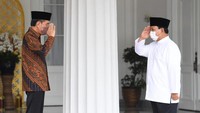 Prabowo bersilaturahmi dengan Jokowi di Yogyakarta, Senin (2/5/2022) siang. Pertemuan keduanya itu dipenuhi dengan tawa. Jokowi ditemani Ibu Negara Iriana Joko Widodo dan Kaesang Pangarep. Sementara Prabowo ditemani anaknya Didit Hediprasetyo. (Lukas - Biro Pers Sekretariat Presiden)