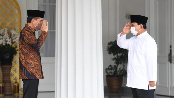 Prabowo dan Jokowi saling berikan hormat
