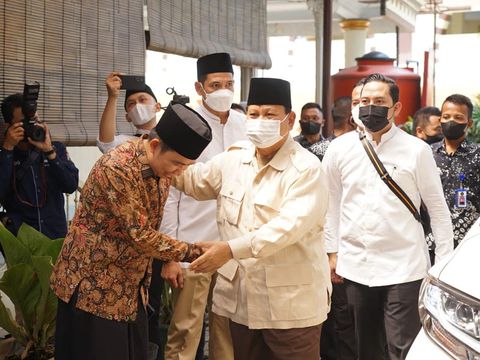 Prabowo Jenguk Kiai Muzaki di Ponpes Al Qodari Jember