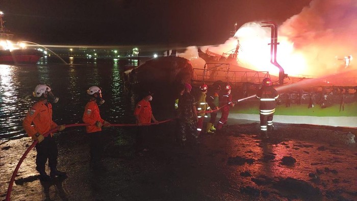 Proses pemadaman kapal-kapal yang terbakar di Pelabuhan Wijayapura, Selasa (3/5/2022).