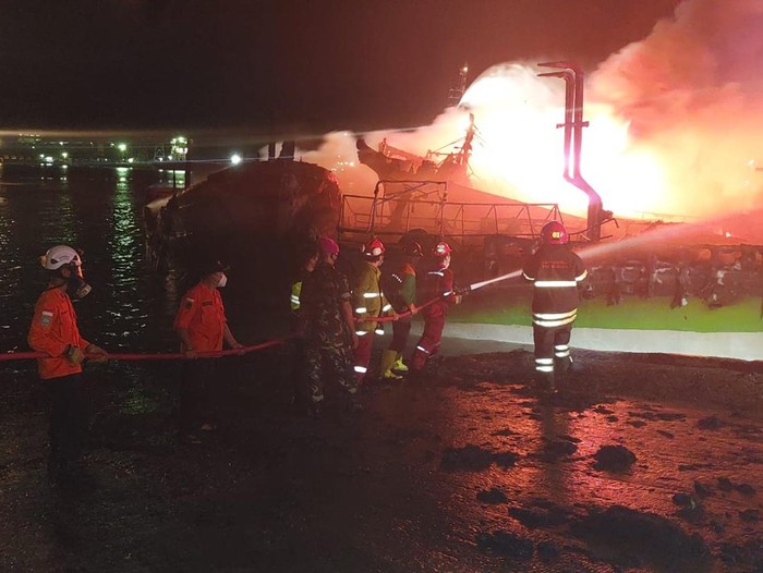 Proses pemadaman kapal-kapal yang terbakar di Pelabuhan Wijayapura, Selasa (3/5/2022).