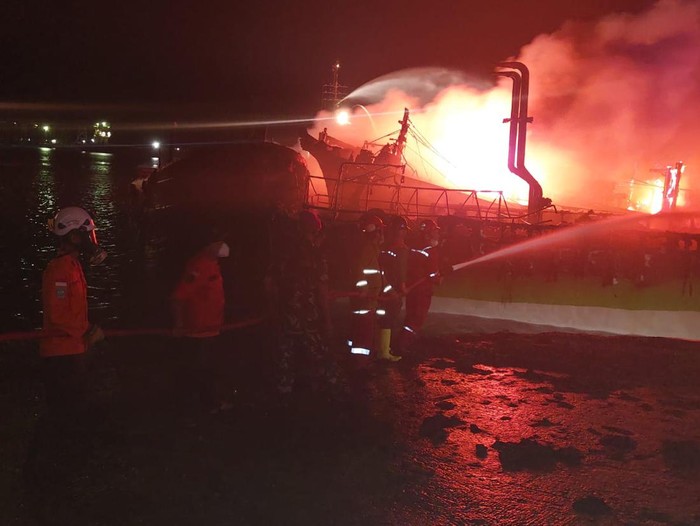 Proses pemadaman kapal-kapal yang terbakar di Pelabuhan Wijayapura, Selasa (3/5/2022).
