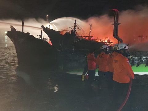 Proses pemadaman kapal-kapal yang terbakar di Pelabuhan Wijayapura, Selasa (3/5/2022).