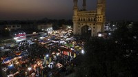 Pasar ini berada di depan Masjid Charminar. AP Photo/Mahesh Kumar A. 