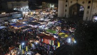 Warga memadati pasar malam ini saat lebaran untuk berbelanja atau wisata. AP Photo/Rajesh Kumar Singh 
