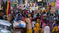 Pasar ini menjual beragam barang mulai dari baju hingga makanan. AP Photo/Rajesh Kumar Singh 
