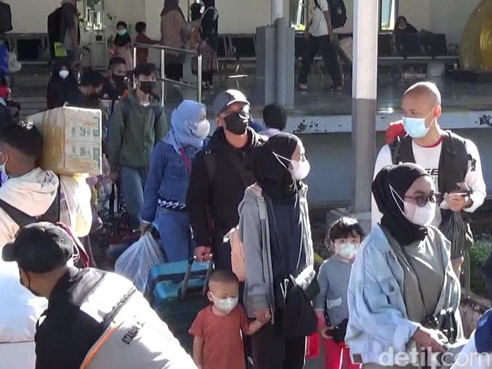 Ramainya penumpang di Stasiun Bandung di H+1 Lebaran.