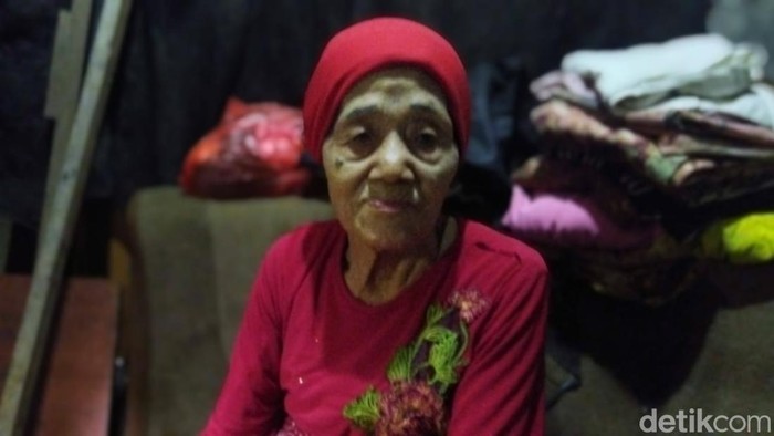 Rumah reot Mak Esih di Baturengat, Kota Bandung.