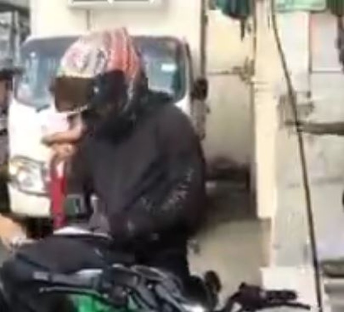Screenshot viral pengemudi moge pukul pistol ke pemuda di Tangerang (dok. Instagram @tangkot24jam)