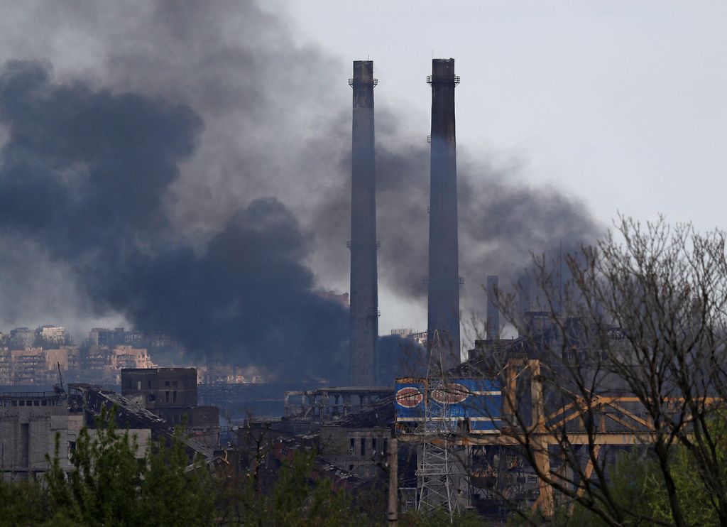 Asap mengepul di atas pabrik Azovstal Iron and Steel Works selama konflik Ukraina-Rusia di kota pelabuhan selatan Mariupol, Ukraina, Senin (2/5/2022). (REUTERS/Alexander Ermochenko)