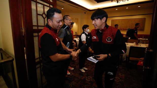 Chef de Mission Kontingen Indonesia Ferry Kono melepas tim rowing dan sepakbola ke SEA Games 2021. Kedua cabor itu sudah mulai bertanding Jumat pekan ini.