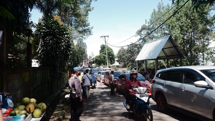 Situ Gunung Diserbu Ribuan Wisatawan Saat Libur Lebaran Kawasan wisata alam Situ Gunung diserbu ribuan pengunjung pada hari lebaran. Pihak pengelola menyebut hingga pukul 14.30 WIB sudah ada seribu lebih pengunjung yang datang ke Situ Gunung Suspension Bridge, Selasa, 3/5/2022.