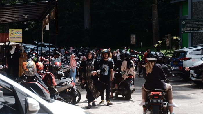 Kawasan wisata alam Situ Gunung diserbu ribuan pengunjung pada hari lebaran. Pihak pengelola menyebut hingga pukul 14.30 WIB sudah ada seribu lebih pengunjung yang datang ke Situ Gunung Suspension Bridge, Selasa, 3/5/2022.