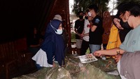 Salah satu pengunjung, Mia (35) asal Jakarta mengaku baru pertama kali mengunjungi Situ Gunung. Dia bersama ketujuh anggota keluarganya tertarik untuk berkunjung ke Situ Gunung setelah melihat kawasan wisata alam ini.