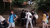 Mia dan keluarganya tertarik untuk menjajal semua objek wisata. Seperti diketahui, di Situ Gunung ada beberapa wana wisata yang bisa dinikmati wisatawan seperti jembatan gantung, curug atau air terjun, keranjang sultan dan lain-lain.