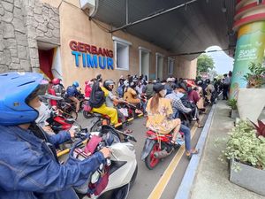Pengunjung Ancol Melonjak, Kendaraan Mengular di Pintu Masuk
