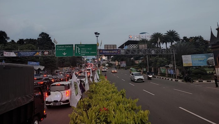 Situasi Simpang Gadog menuju Puncak, Bogor, usai one way arah Jakarta berakhir (Rizky-detikcom)