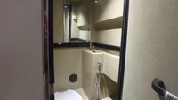 Fasilitasnya antara lain format kursi yang bisa direbahkan secara elektronis. Kemudian juga sudah dilengkapi AC, toilet, TV LCD, musik, selimut, bantal, servis makan, free air dingin/hangat, juga free kopi dan teh. Foto: Instagram @ptharapanjayaprima
