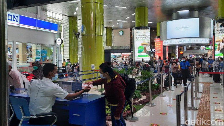 Stasiun Gambir hari kedua lebaran Stasiun Gambir hari kedua lebaran