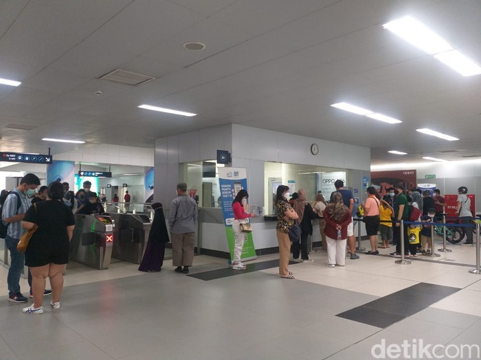 Suasana di Stasiun MRT Jakarta hari Lebaran kedua