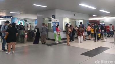Padatnya MRT Jakarta Diserbu Warga buat Berlibur