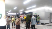 “Walaupun saya nggak ngerayain Lebaran, tapi ini kan libur jadi sekalian mau keluar liburan sama anak-anak naik MRT. Mau jalan-jalan sekitar daerah HI sih,” kata salah seorang penumpang bernama Andre. Foto: Kholida Qothrunnada