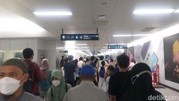 Tidak hanya warga yang tinggal di Jakarta, Stasiun MRT juga dipadati penumpang dari luar kota Jakarta. Foto: Kholida Qothrunnada