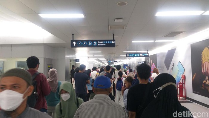 Suasana di Stasiun MRT Jakarta hari Lebaran kedua