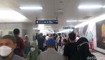 Padatnya MRT Jakarta Diserbu Warga buat Berlibur