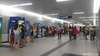 Berdasarkan pantauan detikcom, Selasa (3/5/2022), pukul 11.00 WIB menuju siang hari, Stasiun MRT Jakarta di Bundaran HI tampak ramai dipadati penumpang. Foto: Kholida Qothrunnada
