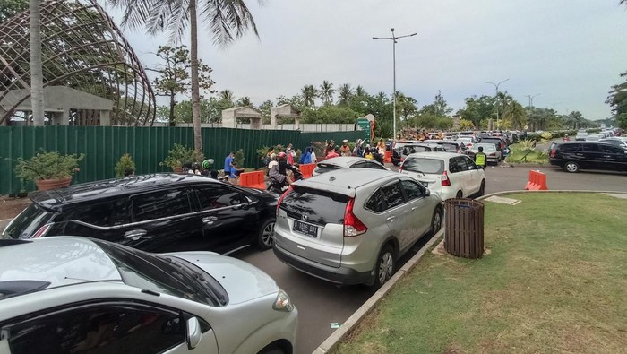 Suasana di Taman Impian Jaya Ancol pada Selasa (3/5/2022) sore.